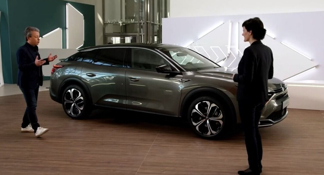 <span class=" font-weight-bold" data-lab-font_weight_desktop="font-weight-bold">NETTOPP AVDUKET:</span> Designsjef i Citroën, Pierre Leclerq, forklarer designfilosofien bak C5 X i nærvær av direktør for produkt og strategi, Laurence Hansen. <span class=" font-weight-bold" data-lab-font_weight_desktop="font-weight-bold">NETTOPP AVDUKET:</span> Designsjef i Citroën, Pierre Leclerq, forklarer designfilosofien bak C5 X i nærvær av direktør for produkt og strategi, Laurence Hansen.