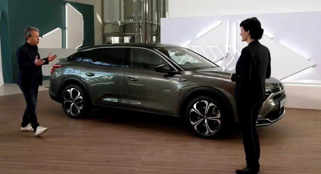 <span class=" font-weight-bold" data-lab-font_weight_desktop="font-weight-bold">NETTOPP AVDUKET:</span> Designsjef i Citroën, Pierre Leclerq, forklarer designfilosofien bak C5 X i nærvær av direktør for produkt og strategi, Laurence Hansen. <span class=" font-weight-bold" data-lab-font_weight_desktop="font-weight-bold">NETTOPP AVDUKET:</span> Designsjef i Citroën, Pierre Leclerq, forklarer designfilosofien bak C5 X i nærvær av direktør for produkt og strategi, Laurence Hansen.