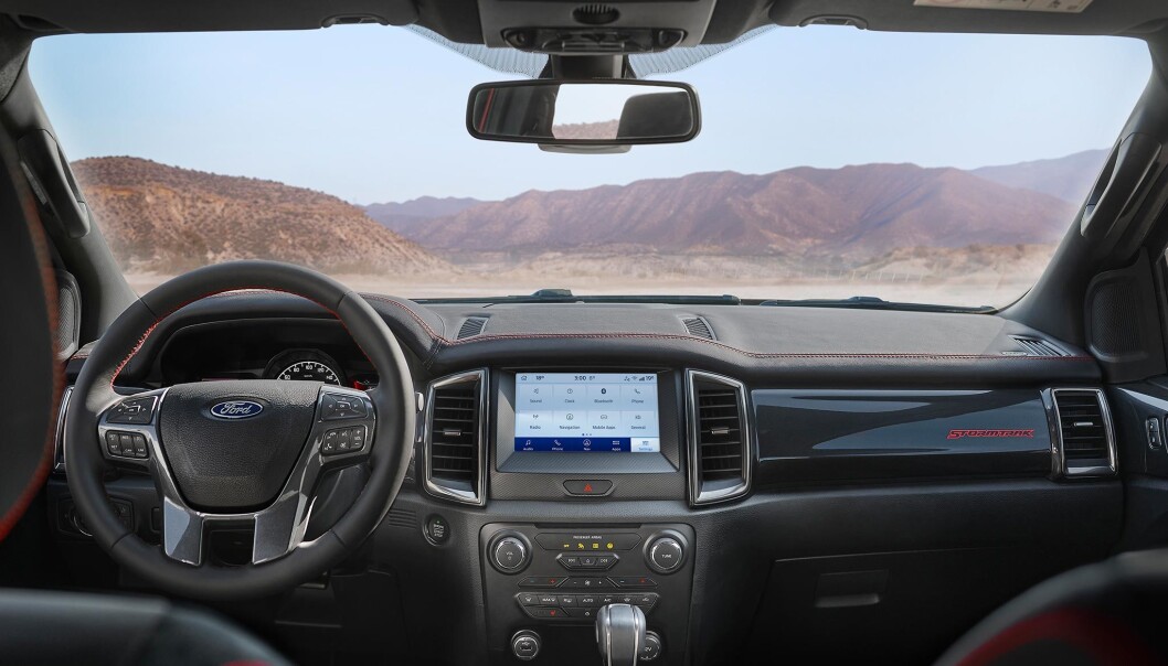 <span class=" font-weight-bold" data-lab-font_weight_desktop="font-weight-bold">PREMIUM:</span> Interiøret i Stormtrak har de samme setene som i toppmodellen Ranger Raptor, og tilbyr det ypperste Ford har av luksus. <span class=" font-weight-bold" data-lab-font_weight_desktop="font-weight-bold">PREMIUM:</span> Interiøret i Stormtrak har de samme setene som i toppmodellen Ranger Raptor, og tilbyr det ypperste Ford har av luksus.