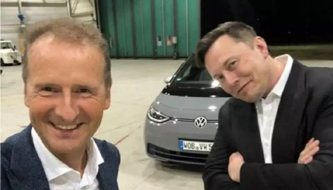 GOD STEMNING: VW-sjefen, Herbert Diess (til venstre) skal ha blitt ønsket av Elon Musk som Tesla-sjef i 2015.