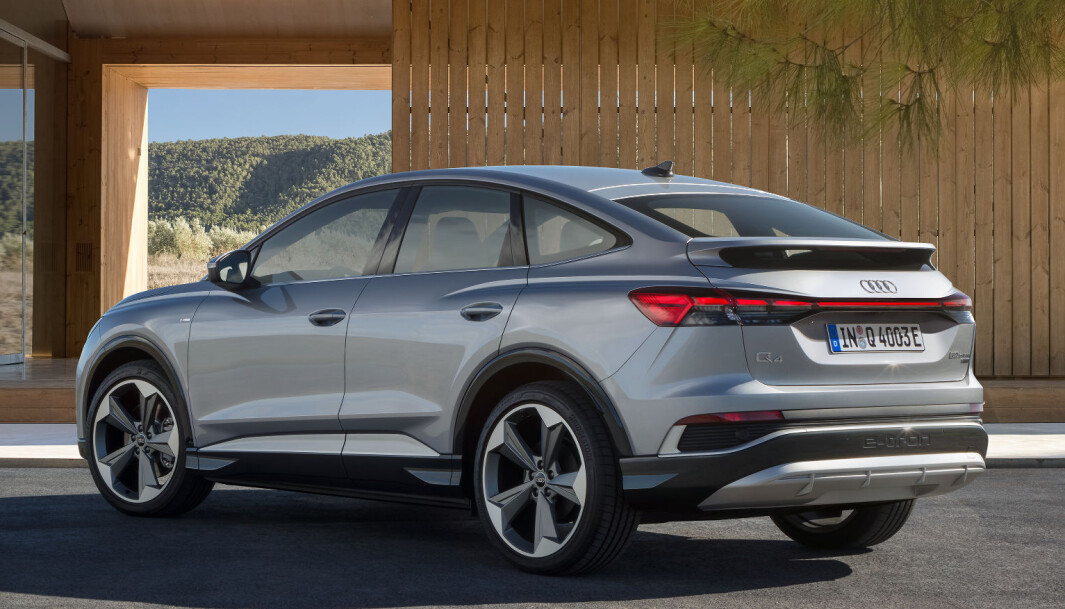 <span class=" font-weight-bold" data-lab-font_weight_desktop="font-weight-bold">SPORTBACK:</span> Vil du ha en litt mer coupeformet Q4 som gir litt dårligere bagasjevolum og litt bedre rekkevidde, så må du betale 20.000 kroner mer. <span class=" font-weight-bold" data-lab-font_weight_desktop="font-weight-bold">SPORTBACK:</span> Vil du ha en litt mer coupeformet Q4 som gir litt dårligere bagasjevolum og litt bedre rekkevidde, så må du betale 20.000 kroner mer.