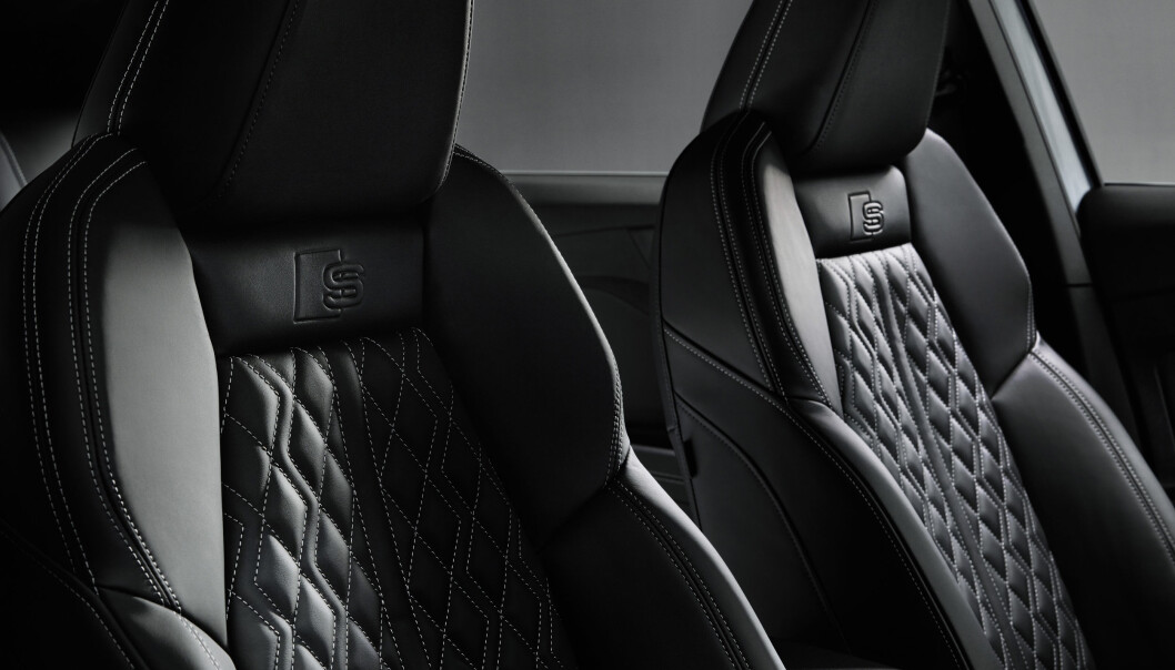 <span class=" font-weight-bold" data-lab-font_weight_desktop="font-weight-bold">EKSKSLUSIVT: </span>Audi kan tilby materialvalg i en klasse over Skoda og VW, men tar seg også betalt for det. Her er setene i en S-line. <span class=" font-weight-bold" data-lab-font_weight_desktop="font-weight-bold">EKSKSLUSIVT: </span>Audi kan tilby materialvalg i en klasse over Skoda og VW, men tar seg også betalt for det. Her er setene i en S-line.
