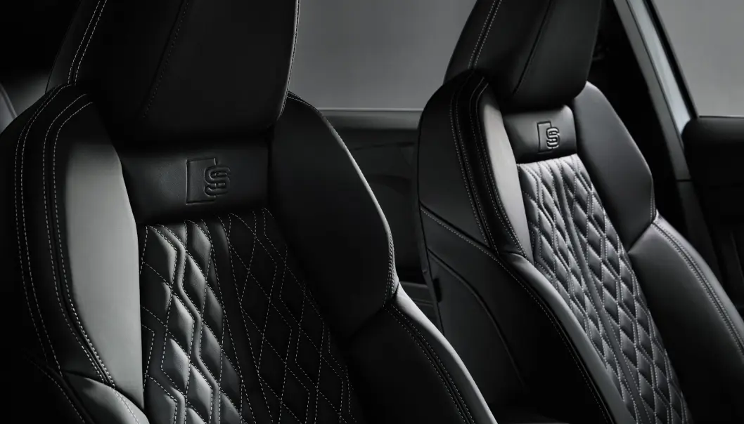 <span class=" font-weight-bold" data-lab-font_weight_desktop="font-weight-bold">EKSKSLUSIVT: </span>Audi kan tilby materialvalg i en klasse over Skoda og VW, men tar seg også betalt for det. Her er setene i en S-line. <span class=" font-weight-bold" data-lab-font_weight_desktop="font-weight-bold">EKSKSLUSIVT: </span>Audi kan tilby materialvalg i en klasse over Skoda og VW, men tar seg også betalt for det. Her er setene i en S-line.