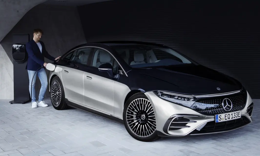 SATSER: Mercedes satser enda kraftigere på elbiler. Store EQS er like rundt hjørnet. SATSER: Mercedes satser enda kraftigere på elbiler. Store EQS er like rundt hjørnet.