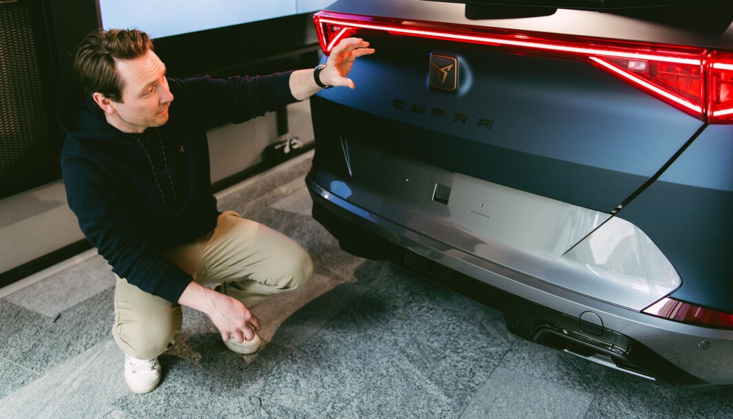 <span class=" font-weight-bold" data-lab-font_weight_desktop="font-weight-bold">STOLT:</span> Cupra-direktør Ole Kristian Ågotnes nyter linjene til sin første modell, Formentor. <span class=" font-weight-bold" data-lab-font_weight_desktop="font-weight-bold">STOLT:</span> Cupra-direktør Ole Kristian Ågotnes nyter linjene til sin første modell, Formentor.