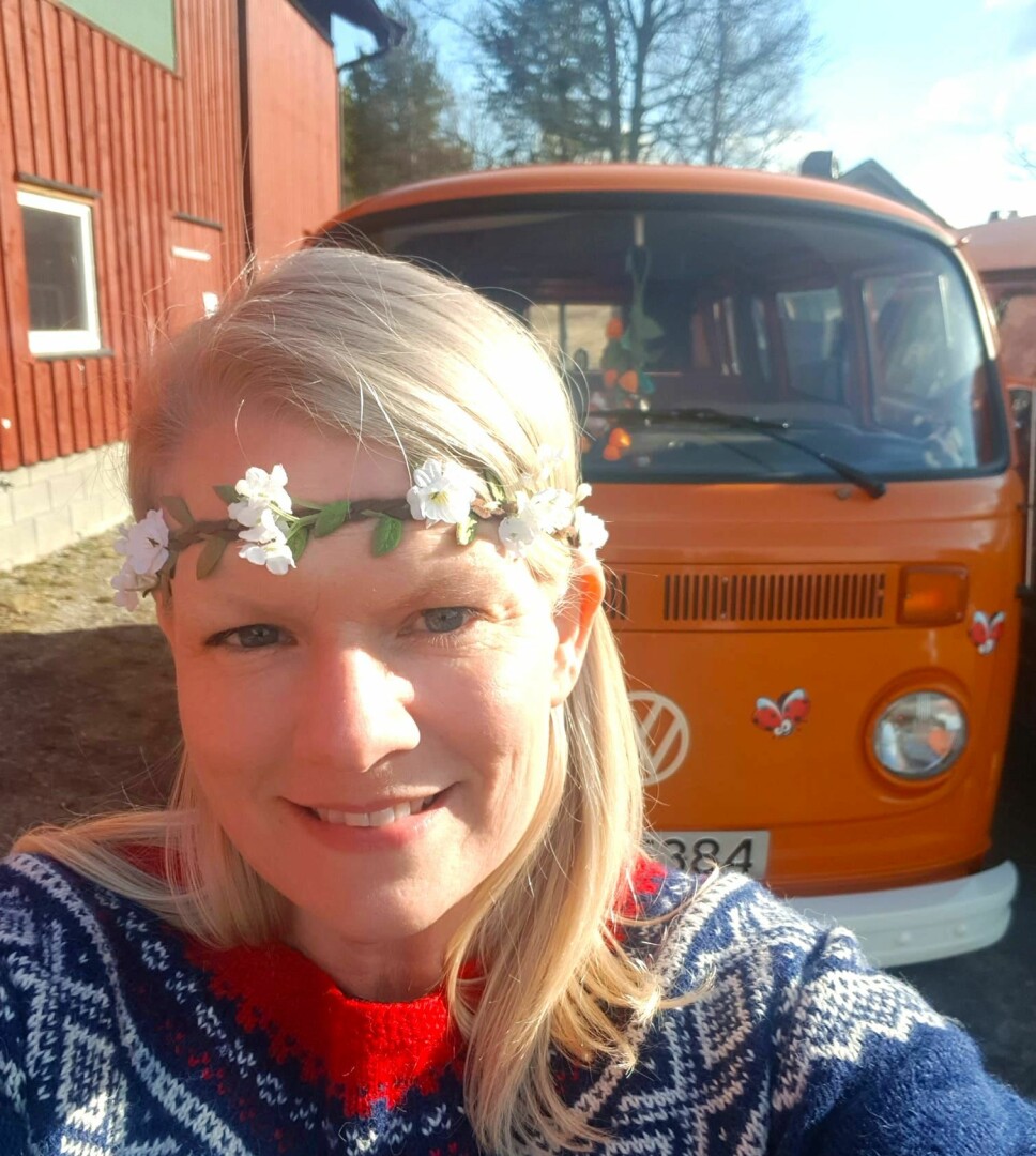 BLOMSTERBILEN: Kari Harrydotter har et gjennomført vennlig tema på sin VW-buss.