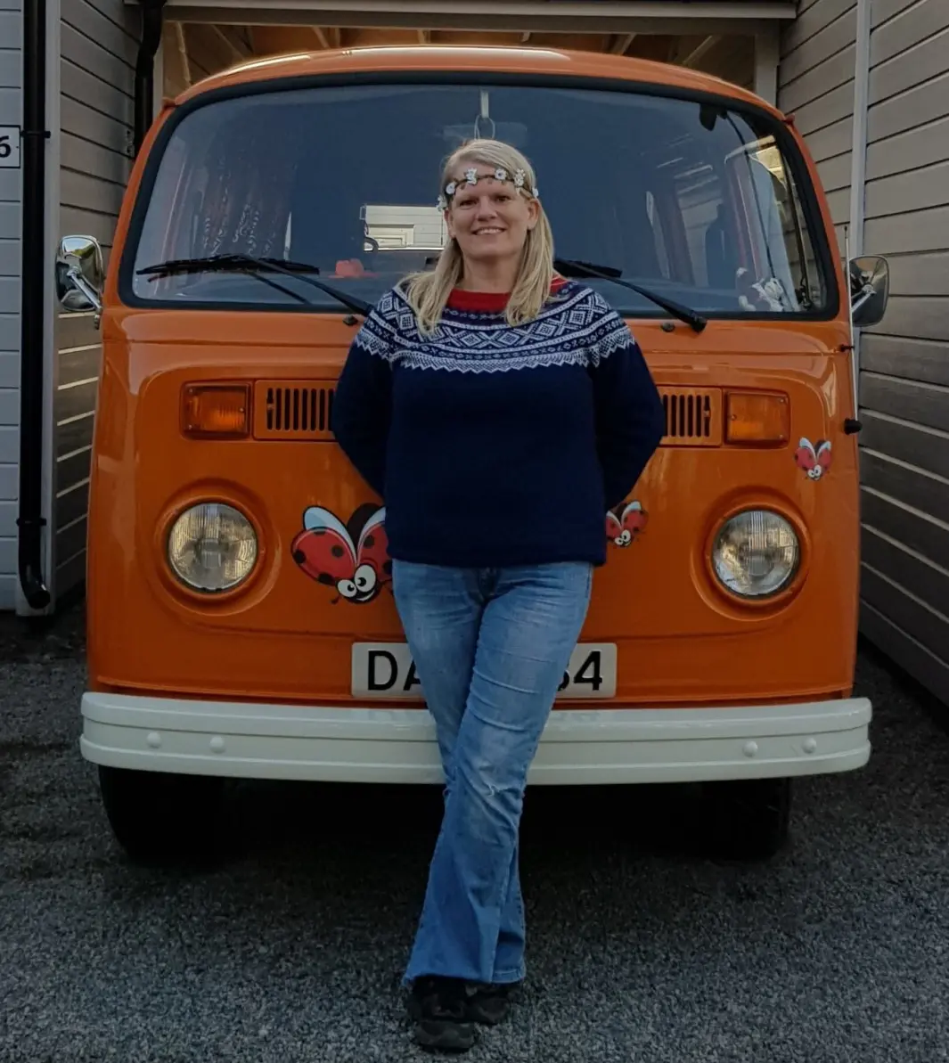 <span class="font-weight-bold" data-lab-font_weight_desktop="font-weight-bold">FLOWER POWER:</span> Kari Harrydotter mener at når bilen først skal være orange, skal det synes både utenpå og i hele interiøret. <span class="font-weight-bold" data-lab-font_weight_desktop="font-weight-bold">FLOWER POWER:</span> Kari Harrydotter mener at når bilen først skal være orange, skal det synes både utenpå og i hele interiøret.