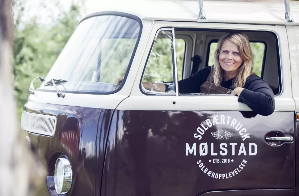 SOLBÆROPPLEVELSER: Stine Mølstad er forkjemper for å dyrke solbær og annet på en bærekraftig måte. Minnene om oppvekstens VW varevogn fikk henne til å kjøpe et lignende kjøretøy.