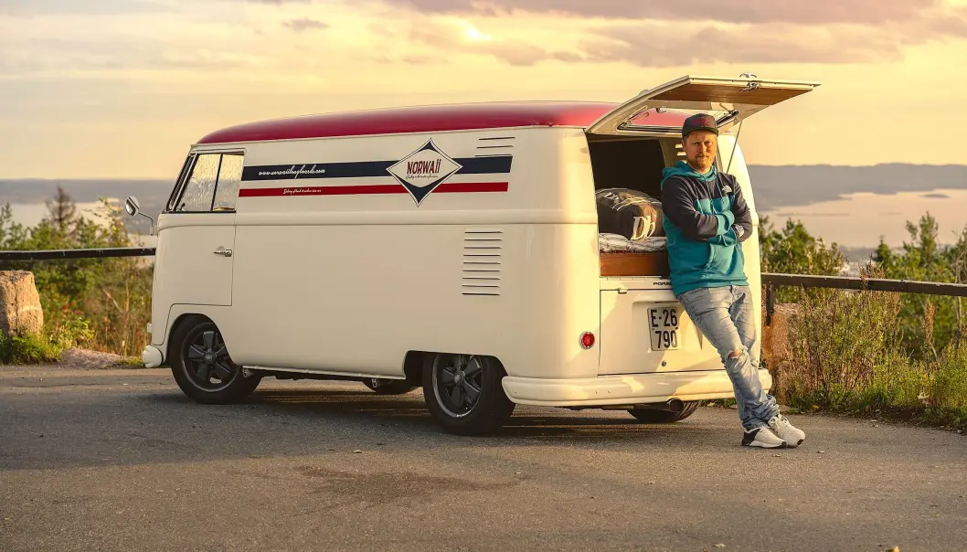 <span class="font-weight-bold" data-lab-font_weight_desktop="font-weight-bold">FIRMABILEN:</span> Kjetil Simonsen lufter sitt eget firma Norwaii Longboards når han legger ut på tur med Folkevognbussen som har delt frontrute – hvor hver av gluggene kan vippes opp for å slippe sommerens millioner av insekter inn. <span class="font-weight-bold" data-lab-font_weight_desktop="font-weight-bold">FIRMABILEN:</span> Kjetil Simonsen lufter sitt eget firma Norwaii Longboards når han legger ut på tur med Folkevognbussen som har delt frontrute – hvor hver av gluggene kan vippes opp for å slippe sommerens millioner av insekter inn.