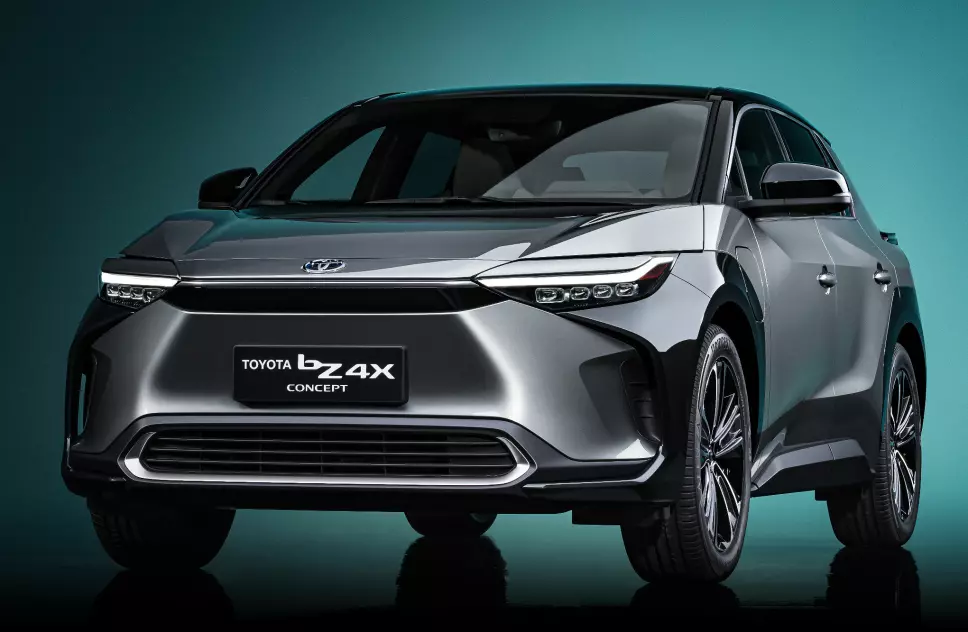 FØRST I KØEN: Toyota lover en drøss elbiler mot 2030, SUV-en bZ4X er den første.