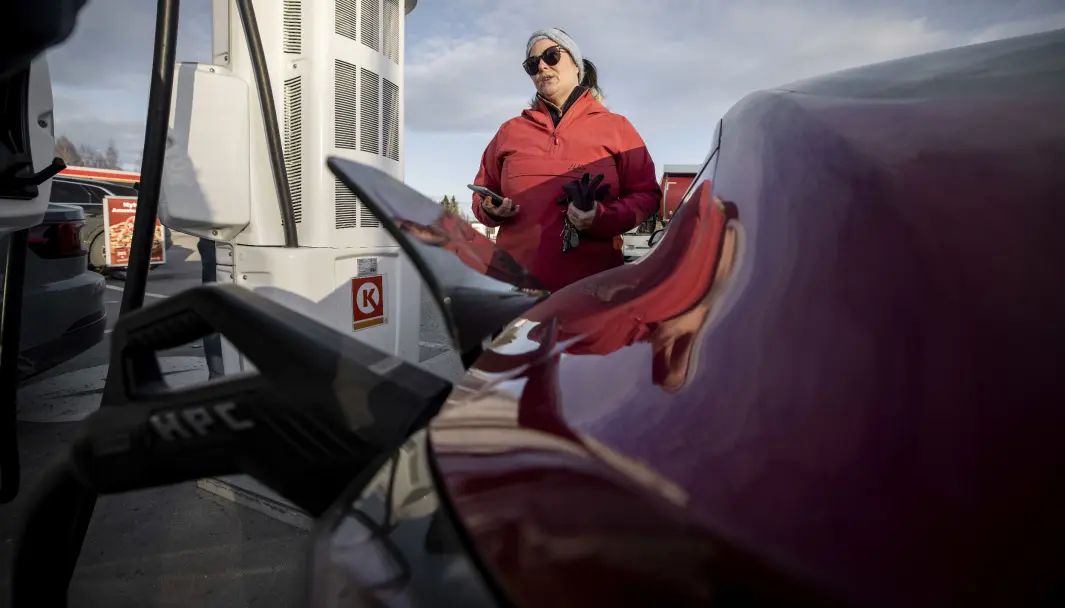 OG VINNEREN BLE...: Tesla Model 3 lader raskest, kan NAFs elbilekspert Anette Berve konstatere. OG VINNEREN BLE...: Tesla Model 3 lader raskest, kan NAFs elbilekspert Anette Berve konstatere.