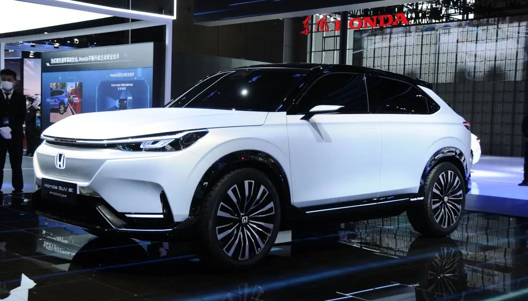SVAR PÅ MAZDA MX-30? Den kopakte elektriske SUV-en Honda SUV e:prototype vises her i Shanghai i nesten produksjonsferdig stand. SVAR PÅ MAZDA MX-30? Den kopakte elektriske SUV-en Honda SUV e:prototype vises her i Shanghai i nesten produksjonsferdig stand.