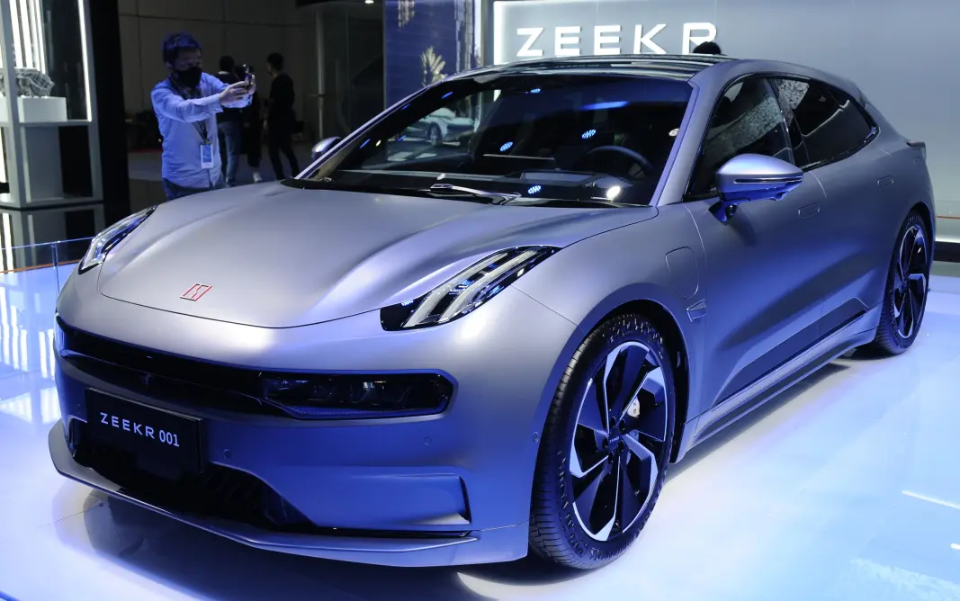 <span class=" font-weight-bold" data-lab-font_weight_desktop="font-weight-bold">VOLVO-SLEKTNING: </span>Dette er elbilen Zeekr 001, en ny elbil utviklet under et nytt merke av Volvo-eier Geely. <span class=" font-weight-bold" data-lab-font_weight_desktop="font-weight-bold">VOLVO-SLEKTNING: </span>Dette er elbilen Zeekr 001, en ny elbil utviklet under et nytt merke av Volvo-eier Geely.
