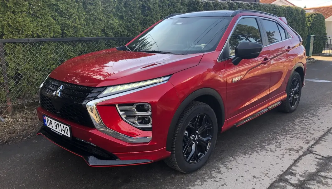 LYSFEST: Mitsubishi Eclipse Cross er lett å kjenne igjen med sitt spektakulære lysdesign i fronten. LYSFEST: Mitsubishi Eclipse Cross er lett å kjenne igjen med sitt spektakulære lysdesign i fronten.