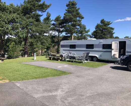 <span class="font-weight-bold" data-lab-font_weight_desktop="font-weight-bold">FERIEKOLONI:</span> Campingportalen-dronning Hilde Juliussen (t.v.) og familien er stadig inn og ut av den elleve meter langer campingvogna Adria 903. <span class="font-weight-bold" data-lab-font_weight_desktop="font-weight-bold">FERIEKOLONI:</span> Campingportalen-dronning Hilde Juliussen (t.v.) og familien er stadig inn og ut av den elleve meter langer campingvogna Adria 903.