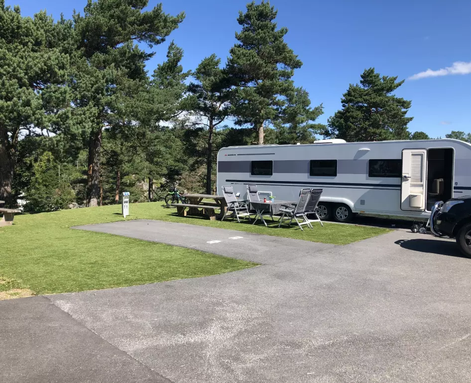 FERIEKOLONI: Campingportalen-dronning Hilde Juliussen (t.v.) og familien er stadig inn og ut av den elleve meter langer campingvogna Adria 903.