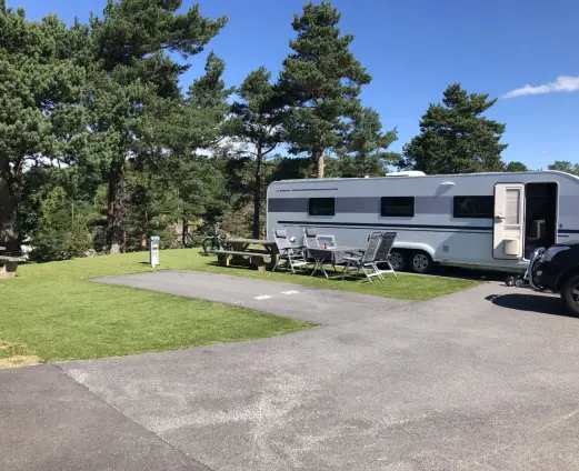 <span class="font-weight-bold" data-lab-font_weight_desktop="font-weight-bold">FERIEKOLONI:</span> Campingportalen-dronning Hilde Juliussen (t.v.) og familien er stadig inn og ut av den elleve meter langer campingvogna Adria 903. <span class="font-weight-bold" data-lab-font_weight_desktop="font-weight-bold">FERIEKOLONI:</span> Campingportalen-dronning Hilde Juliussen (t.v.) og familien er stadig inn og ut av den elleve meter langer campingvogna Adria 903.
