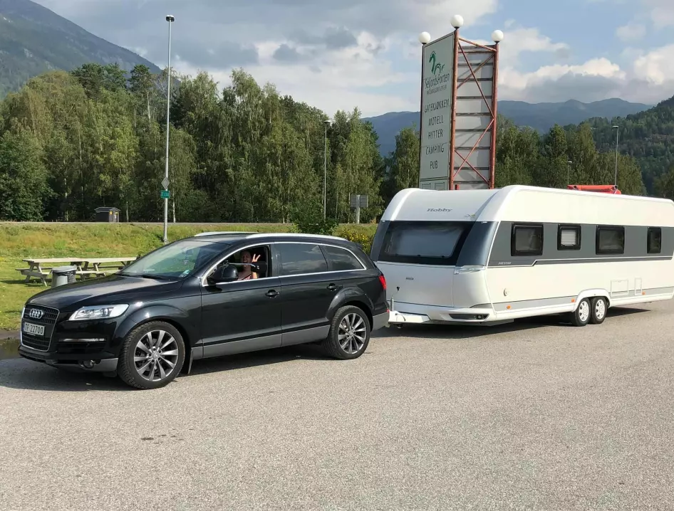 LINJERETT: Bjørn Solheim, Renate Fure Solheim og barna kaller den lange campingvogna «pensjonistkuvøsen» fordi de greier å koble helt av fra hverdagen.