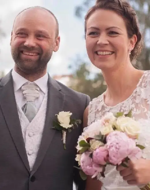 <span class="font-weight-bold" data-lab-font_weight_desktop="font-weight-bold">PÅ SKRÅSS:</span> Bjørn Solheim og Renate Fure Solheim måtte fotografere veldig på skrå for få plass til å vise følgere på sosiale medier den lange bryllupsgaven – som de ga seg sjøl. <span class="font-weight-bold" data-lab-font_weight_desktop="font-weight-bold">PÅ SKRÅSS:</span> Bjørn Solheim og Renate Fure Solheim måtte fotografere veldig på skrå for få plass til å vise følgere på sosiale medier den lange bryllupsgaven – som de ga seg sjøl.