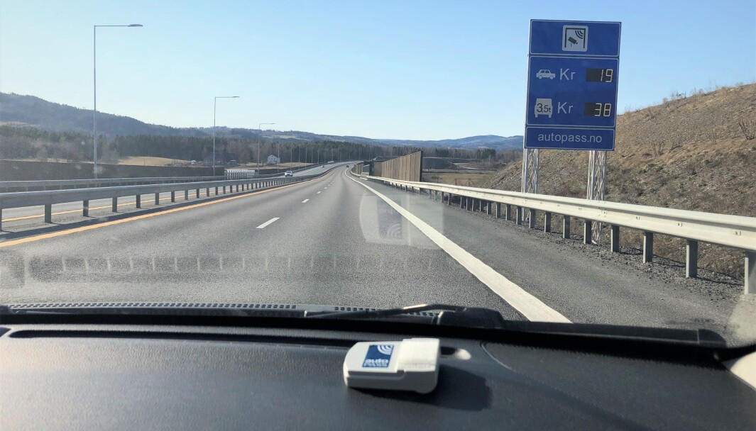 ELBRIKKE: Her passerer Motor en av bomstasjonene mellom Hamar og Moelv med bensinbil, og med brikke for elbil i frontruta. ELBRIKKE: Her passerer Motor en av bomstasjonene mellom Hamar og Moelv med bensinbil, og med brikke for elbil i frontruta.