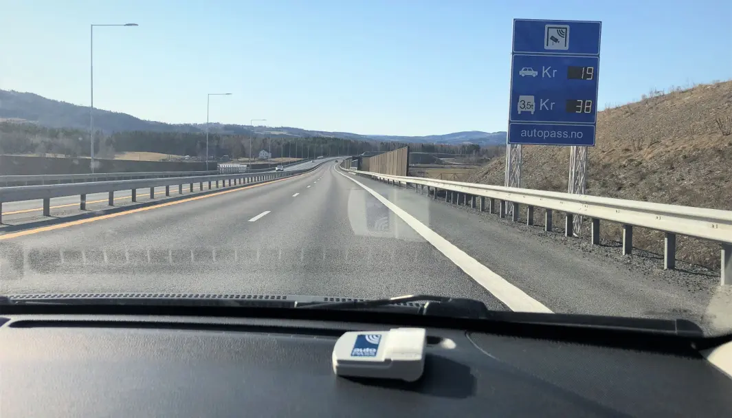 ELBRIKKE: Her passerer Motor en av bomstasjonene mellom Hamar og Moelv med bensinbil, og med brikke for elbil i frontruta. ELBRIKKE: Her passerer Motor en av bomstasjonene mellom Hamar og Moelv med bensinbil, og med brikke for elbil i frontruta.
