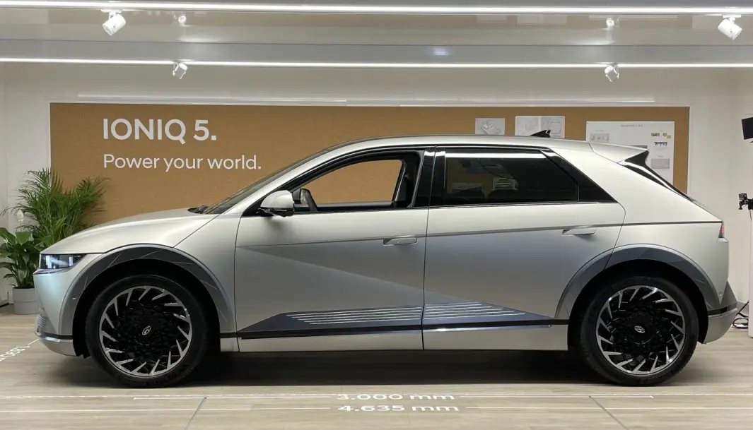 STØRRE ENN DEN SER UT: Man kan tro utfra bildet at Hyundai Ioniq 5 er stor som en VW Golf, men den er i virkeligheten 463,5 cm lang med akselavstand som en stor luksusbil. STØRRE ENN DEN SER UT: Man kan tro utfra bildet at Hyundai Ioniq 5 er stor som en VW Golf, men den er i virkeligheten 463,5 cm lang med akselavstand som en stor luksusbil.