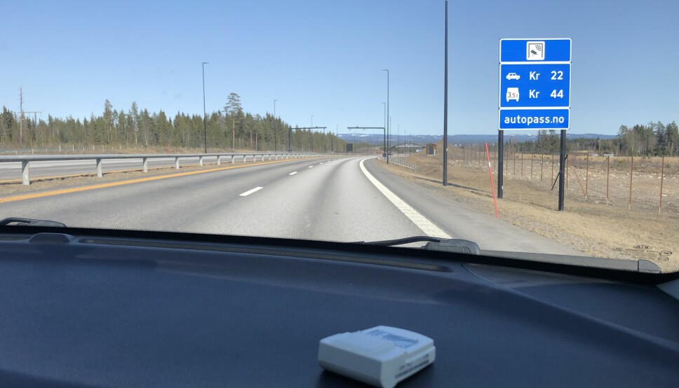 ELBILBRIKKE: Her passerer Motor bomstasjonen mellom Hamar og Elverum med brikke for elbil i en bensinbil.