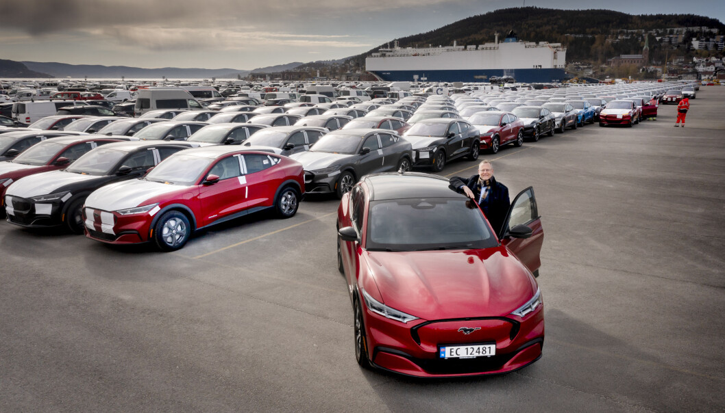 FØRSTE BÅTLAST: Nå strømmer det Ford Mustang Mach-e inn i landet via Drammen havn. Ford-sjefen i Norge står her foran et knippe av de først ankomne. FØRSTE BÅTLAST: Nå strømmer det Ford Mustang Mach-e inn i landet via Drammen havn. Ford-sjefen i Norge står her foran et knippe av de først ankomne.