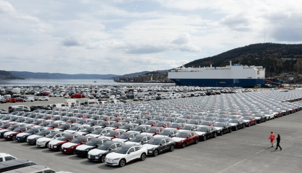 FLOMMER INN: Bilcontainerskipene kommer fullastet med elbiler til norske havner. Her fra Drammen, med noen hundretalls Ford Mustang Mach-E på tørt land.