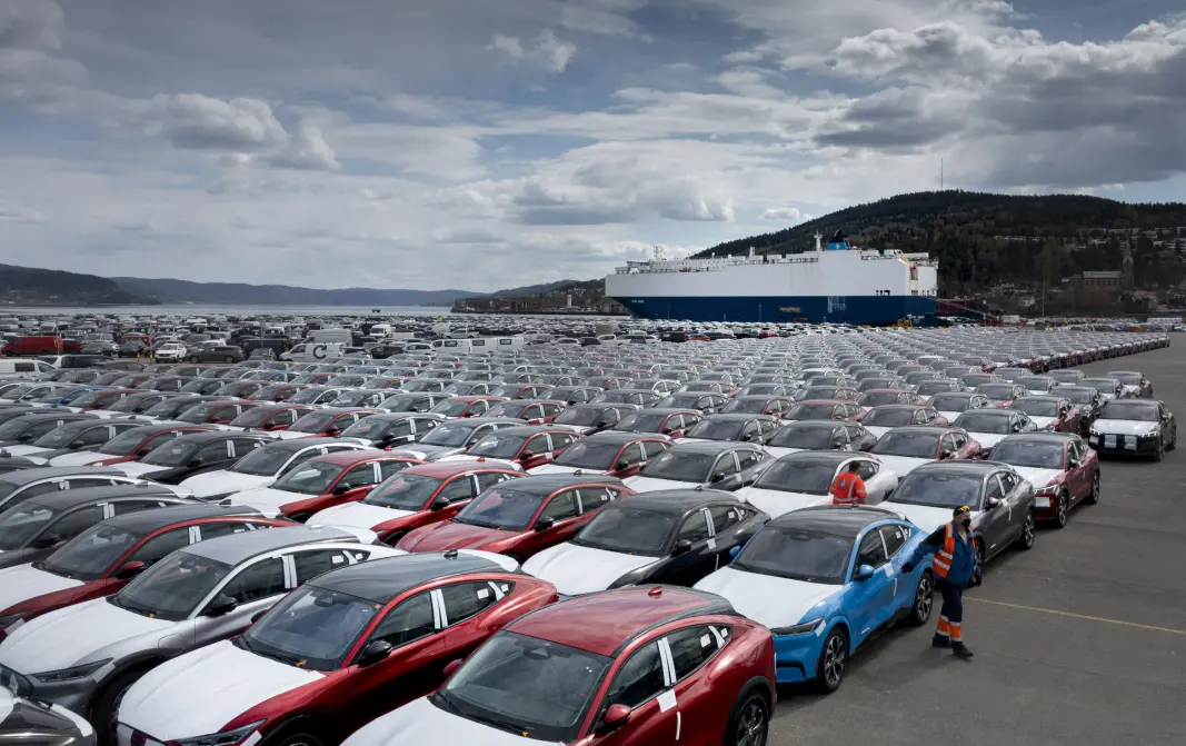 OMSIDER I HAVN: Et båtlass elbiler fra Ford etter lossing i Drammen havn. OMSIDER I HAVN: Et båtlass elbiler fra Ford etter lossing i Drammen havn.
