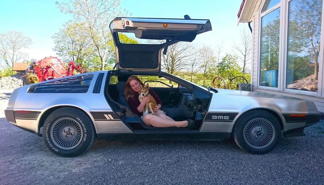<span class="font-weight-bold" data-lab-font_weight_desktop="font-weight-bold">BIKKJEBIL: </span>Svein Apeland bruker sin DeLorean til hyggeturer med hunden bark og sin kjære Berit Kathrine Waldeland Apeland. <span class="font-weight-bold" data-lab-font_weight_desktop="font-weight-bold">BIKKJEBIL: </span>Svein Apeland bruker sin DeLorean til hyggeturer med hunden bark og sin kjære Berit Kathrine Waldeland Apeland.