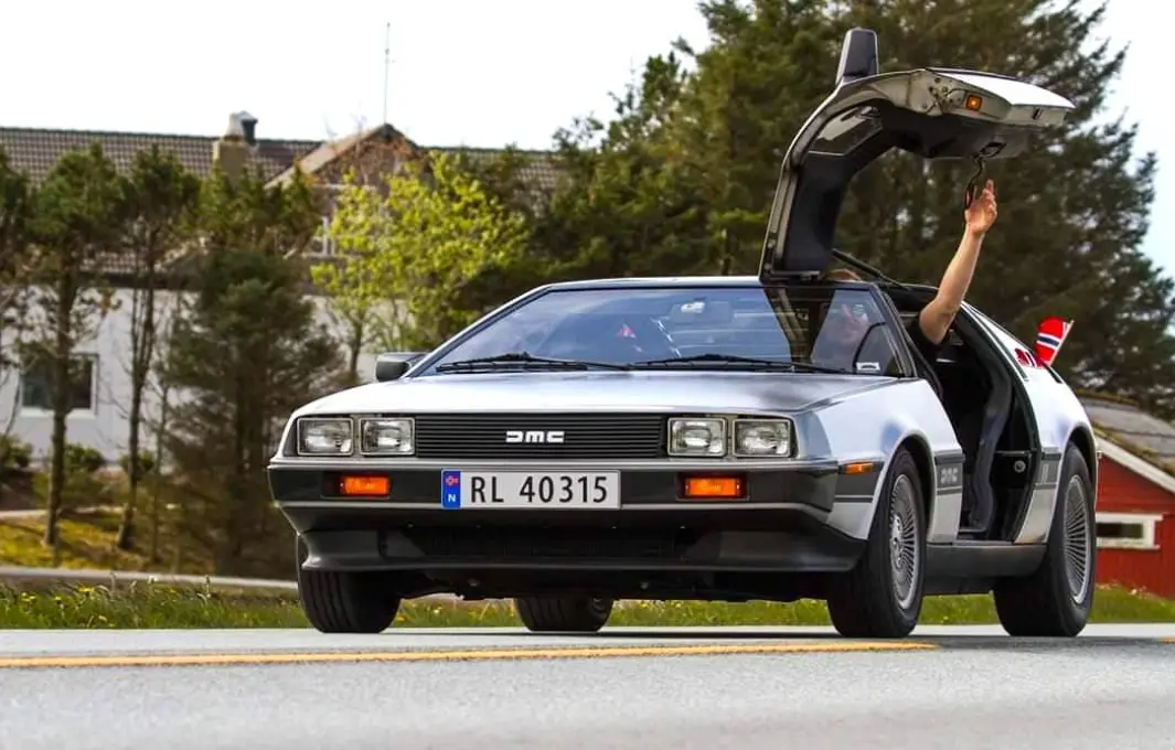 <span class="font-weight-bold" data-lab-font_weight_desktop="font-weight-bold">VINGESPENN:</span> Rogalendingen Svein Apeland digger populærkultur fra 1980-tallet og en velstelt DeLorean DMC12 inngår i samlingen. <span class="font-weight-bold" data-lab-font_weight_desktop="font-weight-bold">VINGESPENN:</span> Rogalendingen Svein Apeland digger populærkultur fra 1980-tallet og en velstelt DeLorean DMC12 inngår i samlingen.