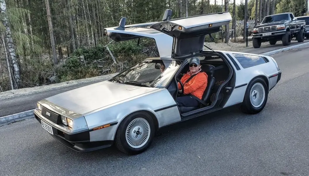 <span class="font-weight-bold" data-lab-font_weight_desktop="font-weight-bold">ÅPEN LØSNING: </span>Henrik Scott Forsberg viser gjerne fram DeLorean i beste sendetid på TV, slik han gjorde under årets Spellemannspris på NRK. <span class="font-weight-bold" data-lab-font_weight_desktop="font-weight-bold">ÅPEN LØSNING: </span>Henrik Scott Forsberg viser gjerne fram DeLorean i beste sendetid på TV, slik han gjorde under årets Spellemannspris på NRK.