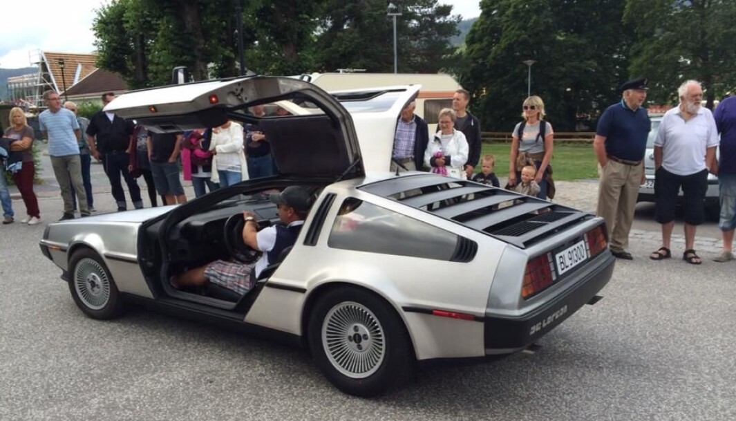 <span class="font-weight-bold" data-lab-font_weight_desktop="font-weight-bold">KONTAKTSKAPER: </span>Uansett hvor Henrik Scott Forsberg kjører DeLorean stopper folk opp for å se. <span class="font-weight-bold" data-lab-font_weight_desktop="font-weight-bold">KONTAKTSKAPER: </span>Uansett hvor Henrik Scott Forsberg kjører DeLorean stopper folk opp for å se.