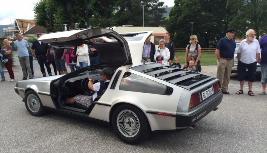 <span class="font-weight-bold" data-lab-font_weight_desktop="font-weight-bold">KONTAKTSKAPER: </span>Uansett hvor Henrik Scott Forsberg kjører DeLorean stopper folk opp for å se. <span class="font-weight-bold" data-lab-font_weight_desktop="font-weight-bold">KONTAKTSKAPER: </span>Uansett hvor Henrik Scott Forsberg kjører DeLorean stopper folk opp for å se.