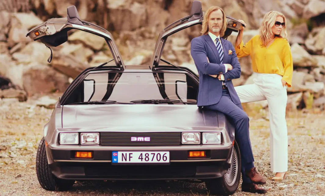 FLAGGERMUS: Haugesund-mannen Haakon Laastad er tredje generasjon Volvo-forhandler med blikk for bil. Her med Kjersti Eriksen Isdahl og DeLorean DMC12. FLAGGERMUS: Haugesund-mannen Haakon Laastad er tredje generasjon Volvo-forhandler med blikk for bil. Her med Kjersti Eriksen Isdahl og DeLorean DMC12.