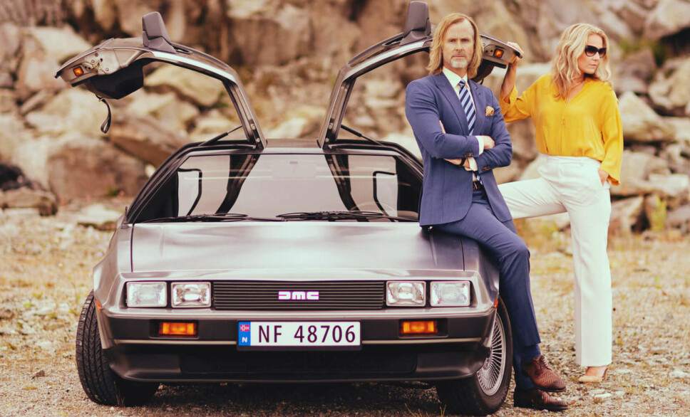 FLAGGERMUS: Haugesund-mannen Haakon Laastad er tredje generasjon Volvo-forhandler med blikk for bil. Her med Kjersti Eriksen Isdahl og DeLorean DMC12.