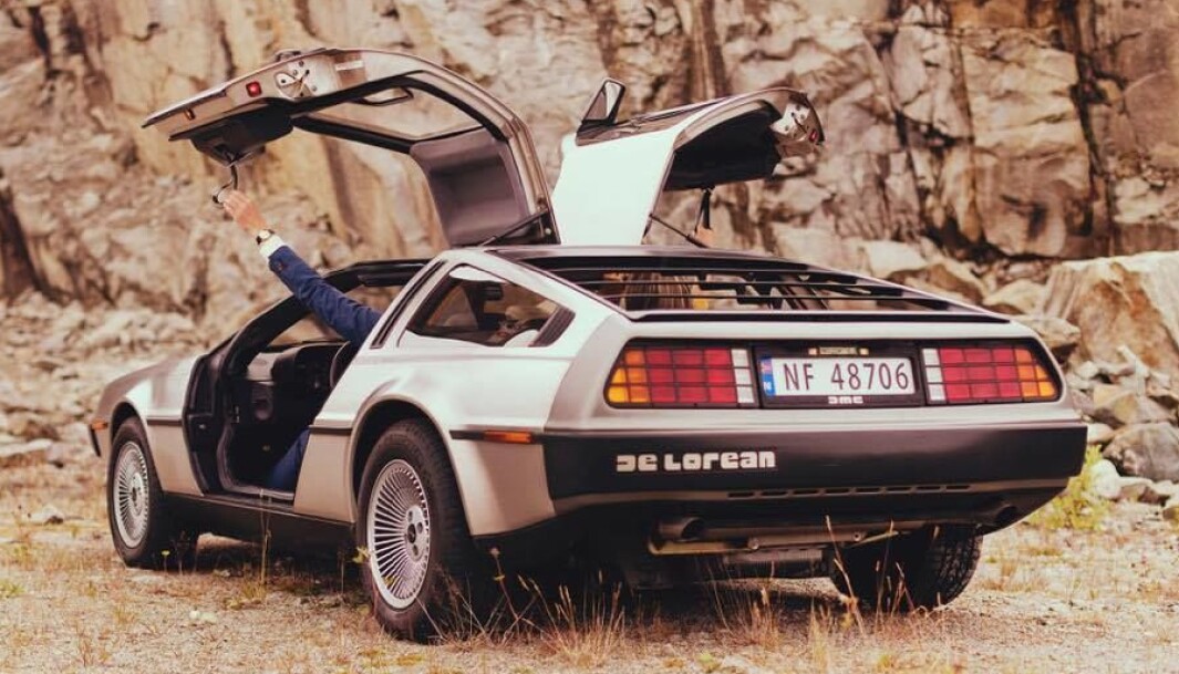 <span class="font-weight-bold" data-lab-font_weight_desktop="font-weight-bold">VINGESPENT: </span>Haakon Laastad demonstrer hvordan man lukker måkevinge-dørene på DeLorean: med en hempe. <span class="font-weight-bold" data-lab-font_weight_desktop="font-weight-bold">VINGESPENT: </span>Haakon Laastad demonstrer hvordan man lukker måkevinge-dørene på DeLorean: med en hempe.