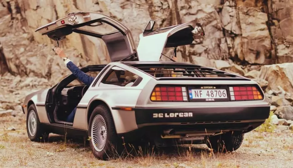 VINGESPENT: Haakon Laastad demonstrer hvordan man lukker måkevinge-dørene på DeLorean: med en hempe.