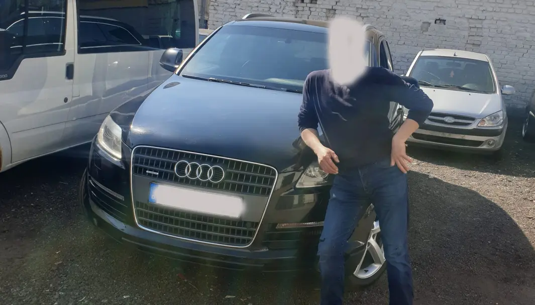 PROVOSERENDE: For Kaisa og Brynjar er det vondt å se dette bildet av det som skal være nåværende eier med Audien. PROVOSERENDE: For Kaisa og Brynjar er det vondt å se dette bildet av det som skal være nåværende eier med Audien.
