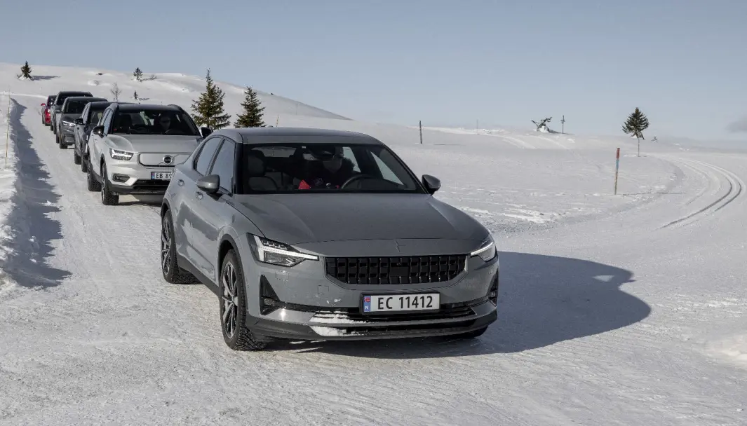 TIL FJELLS: Polestar 2 fremst blant et knippe biler vi hadde i rekkeviddetest i vinter. TIL FJELLS: Polestar 2 fremst blant et knippe biler vi hadde i rekkeviddetest i vinter.