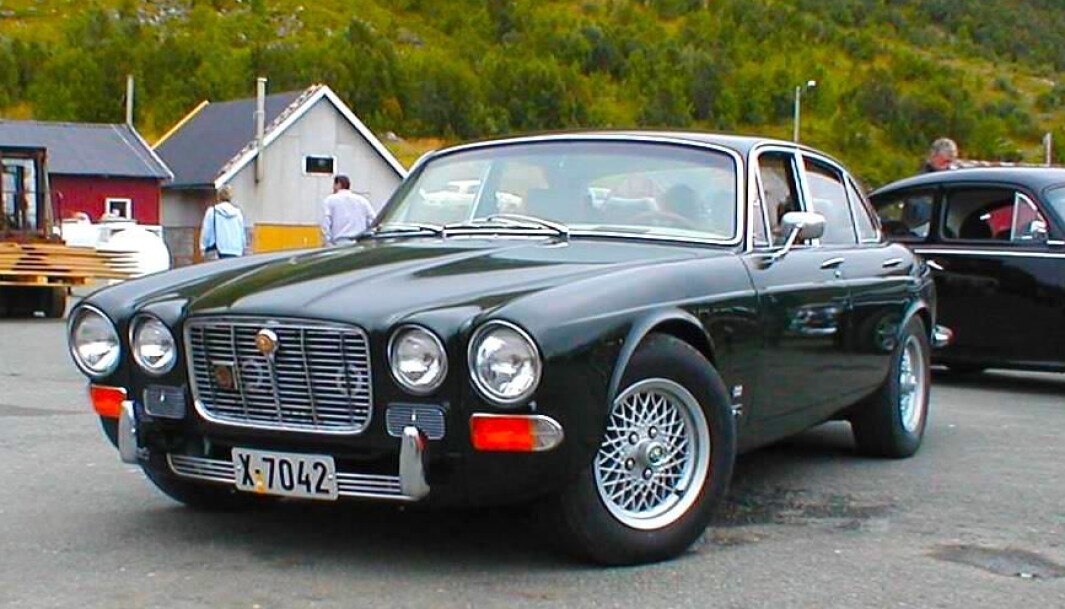 <span class="font-weight-bold" data-lab-font_weight_desktop="font-weight-bold">RETT PÅ:</span> Vestfold-mannen Nick Johannessen er landskjent som Well Dressed Dad og har bilen som kler stilen. Han har valgt å fjerne hoveddelen av støtfangerne for ytterligere å få fram Jaguar XJs småfrekke former. <span class="font-weight-bold" data-lab-font_weight_desktop="font-weight-bold">RETT PÅ:</span> Vestfold-mannen Nick Johannessen er landskjent som Well Dressed Dad og har bilen som kler stilen. Han har valgt å fjerne hoveddelen av støtfangerne for ytterligere å få fram Jaguar XJs småfrekke former.
