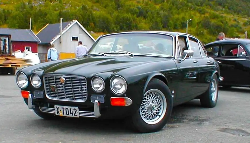 <span class="font-weight-bold" data-lab-font_weight_desktop="font-weight-bold">RETT PÅ:</span> Vestfold-mannen Nick Johannessen er landskjent som Well Dressed Dad og har bilen som kler stilen. Han har valgt å fjerne hoveddelen av støtfangerne for ytterligere å få fram Jaguar XJs småfrekke former. <span class="font-weight-bold" data-lab-font_weight_desktop="font-weight-bold">RETT PÅ:</span> Vestfold-mannen Nick Johannessen er landskjent som Well Dressed Dad og har bilen som kler stilen. Han har valgt å fjerne hoveddelen av støtfangerne for ytterligere å få fram Jaguar XJs småfrekke former.