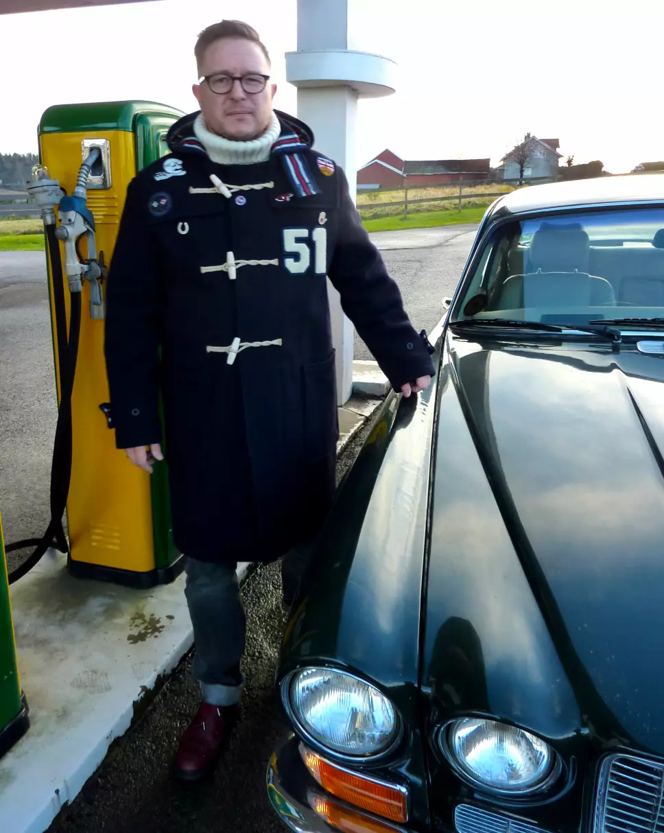 FIN I KJØRETØYET: Nick Johannessen har klærne som kler bilen og synes «engelsk stil» rommer mye moro.
