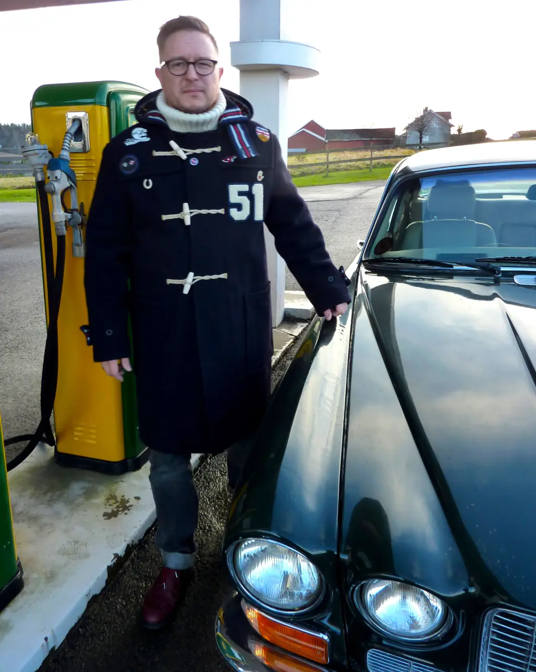 <span class="font-weight-bold" data-lab-font_weight_desktop="font-weight-bold">FIN I KJØRETØYET: </span>Nick Johannessen har klærne som kler bilen og synes «engelsk stil» rommer mye moro. <span class="font-weight-bold" data-lab-font_weight_desktop="font-weight-bold">FIN I KJØRETØYET: </span>Nick Johannessen har klærne som kler bilen og synes «engelsk stil» rommer mye moro.