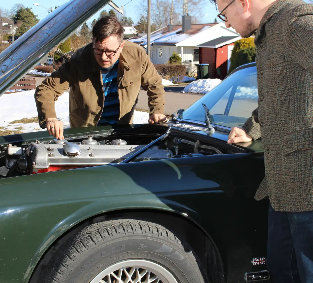 <span class="font-weight-bold" data-lab-font_weight_desktop="font-weight-bold">PANSERVOGN: </span>Nick Johannessen kjenner hver slitedel og mutter langt inn i sjela på sin Jaguar XJ. Her spiller han to roller, som han gjerne gjør på fotografiene til prosjektet Well Dressed Dad. <span class="font-weight-bold" data-lab-font_weight_desktop="font-weight-bold">PANSERVOGN: </span>Nick Johannessen kjenner hver slitedel og mutter langt inn i sjela på sin Jaguar XJ. Her spiller han to roller, som han gjerne gjør på fotografiene til prosjektet Well Dressed Dad.