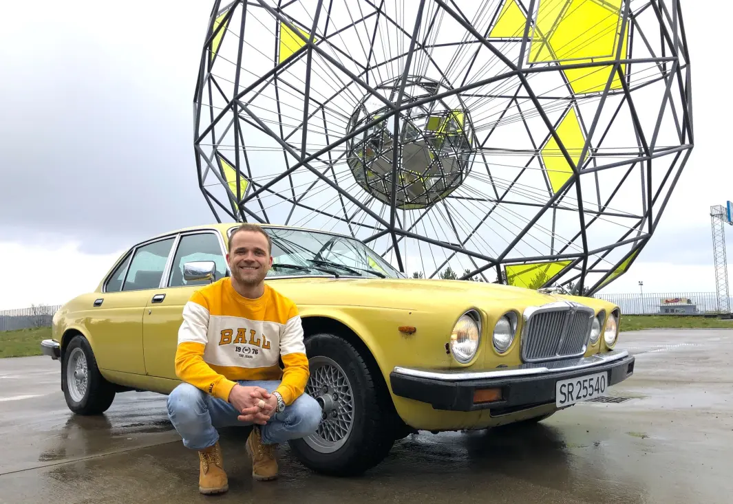<span class="font-weight-bold" data-lab-font_weight_desktop="font-weight-bold">NY RUNDE: </span>Marius Mørch Larsen prater stadig vekk bil i «Mil etter mil – en podcast om bil» og har bredt erfaringsgrunnlag – også med sin Jaguar XJ som han var nær ved å gi opp – før han tok ny sats. Nå har det ene av forsetene fått skiftet trekk. <span class="font-weight-bold" data-lab-font_weight_desktop="font-weight-bold">NY RUNDE: </span>Marius Mørch Larsen prater stadig vekk bil i «Mil etter mil – en podcast om bil» og har bredt erfaringsgrunnlag – også med sin Jaguar XJ som han var nær ved å gi opp – før han tok ny sats. Nå har det ene av forsetene fått skiftet trekk.