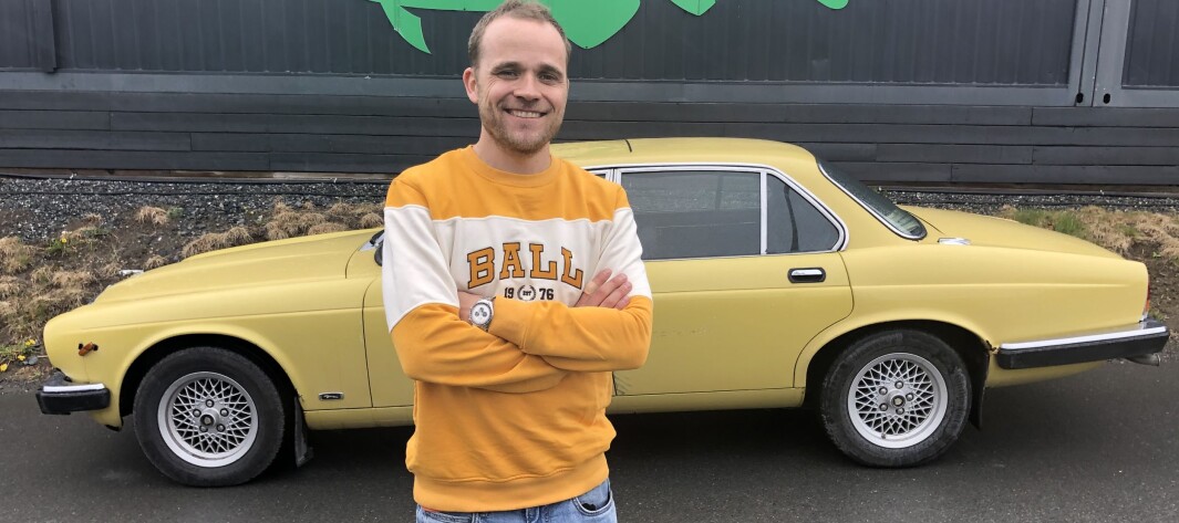 <span class="font-weight-bold" data-lab-font_weight_desktop="font-weight-bold">ÆRLIGHET VARER LENGST:</span> Bilpodkast-konge Marius Mørch Larsen snakker aldri Jaguar XJ ned, men er likevel ærlig på bilens lyter. <span class="font-weight-bold" data-lab-font_weight_desktop="font-weight-bold">ÆRLIGHET VARER LENGST:</span> Bilpodkast-konge Marius Mørch Larsen snakker aldri Jaguar XJ ned, men er likevel ærlig på bilens lyter.