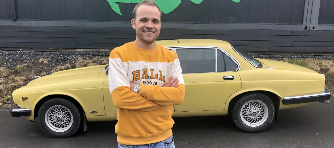 <span class="font-weight-bold" data-lab-font_weight_desktop="font-weight-bold">ÆRLIGHET VARER LENGST:</span> Bilpodkast-konge Marius Mørch Larsen snakker aldri Jaguar XJ ned, men er likevel ærlig på bilens lyter. <span class="font-weight-bold" data-lab-font_weight_desktop="font-weight-bold">ÆRLIGHET VARER LENGST:</span> Bilpodkast-konge Marius Mørch Larsen snakker aldri Jaguar XJ ned, men er likevel ærlig på bilens lyter.