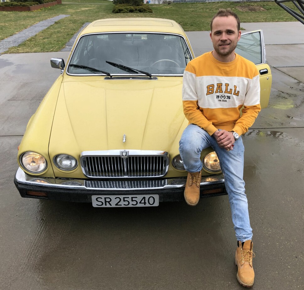 GRILLSESONG: Bærum-mannen Marius Mørch Larsen oppgir at han egentlig er et «BMW-menneske» som har endt opp med en veldig gul Jaguar XJ – og en rekke Range Rovere.